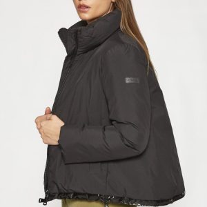 Parka corta con cuello alto y bajo ajustable