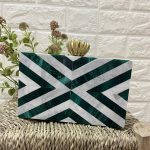 Clutch Loto Diagonale verde y blanco.
