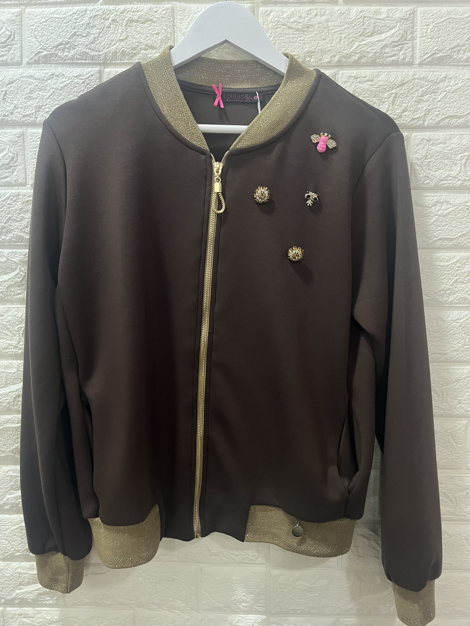 CHAQUETA BOMBER CHOCOLATE CON DORADO 1 CHAQUETA BOMBER CHOCOLATE CON DORADO